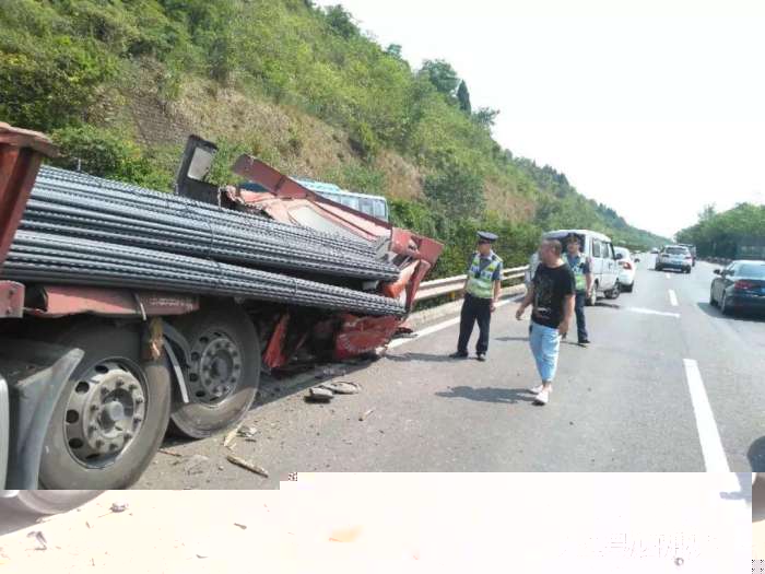 成綿高速發(fā)生多車(chē)追尾 車(chē)輛積壓嚴(yán)重