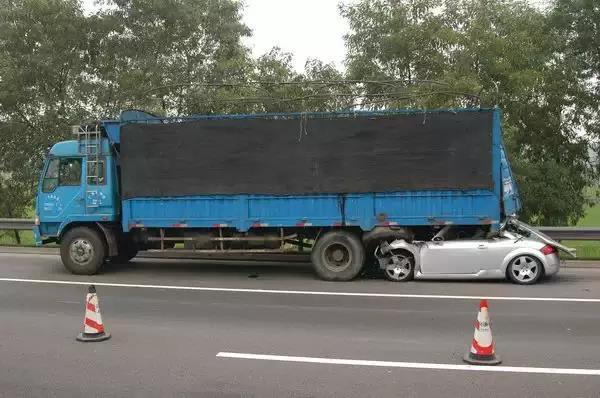 【詳解】汽車方向盤打法以及幾個躲大車的技巧