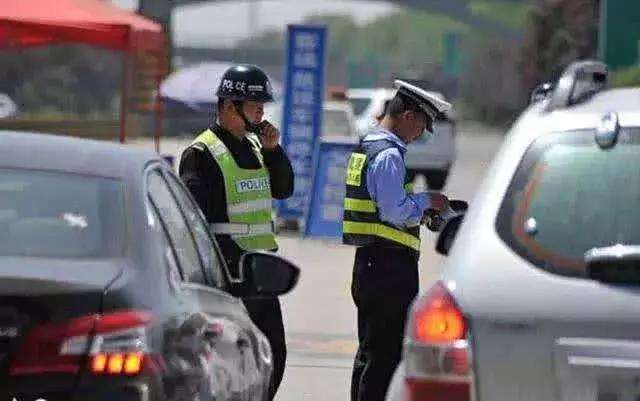 遇到交警查車，忘記帶駕駛證怎么辦?