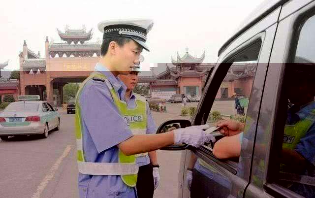 遇到交警查車，忘記帶駕駛證怎么辦?