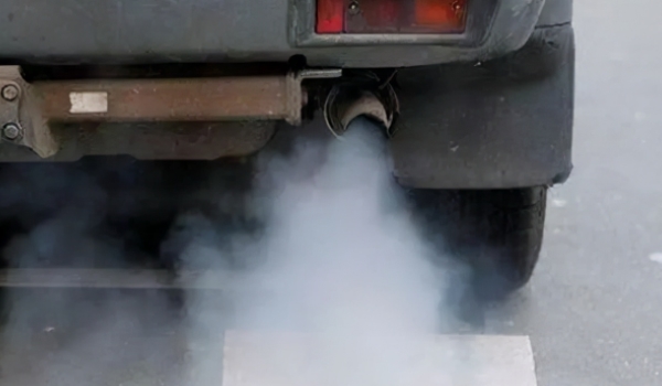 汽車尾氣超標怎么解決 更換火花塞、三元催化器、清理進排氣系統(tǒng)