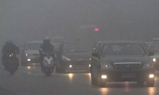 大霧天氣開車開什么燈