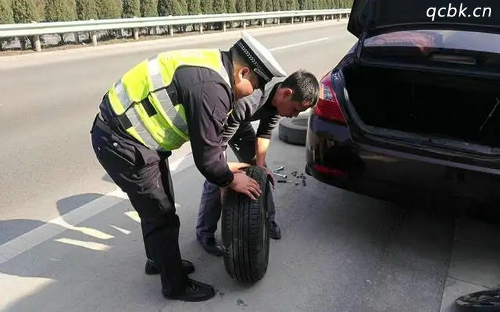 汽車在高速上爆胎怎么辦