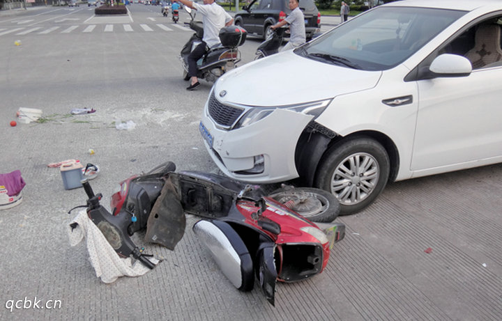 騎車闖紅燈被撞機(jī)動(dòng)車有責(zé)任嗎