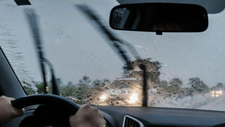 雨天開車擋風(fēng)玻璃看不清怎么辦