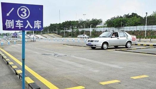 科目二倒車入庫點位圖，到點就需要打方向、剎車、踩離合