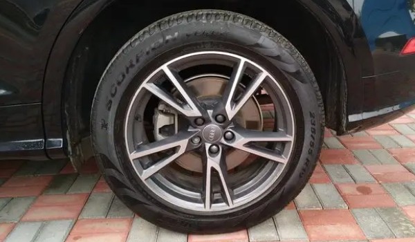 奧迪q5l輪胎型號 奧迪q5L輪胎規(guī)格為255/45 r20