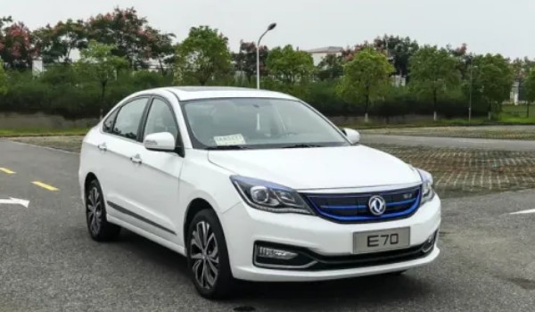 東風(fēng)e70電動(dòng)汽車報(bào)價(jià) 新車售價(jià)13萬元一輛(分期首付4萬)