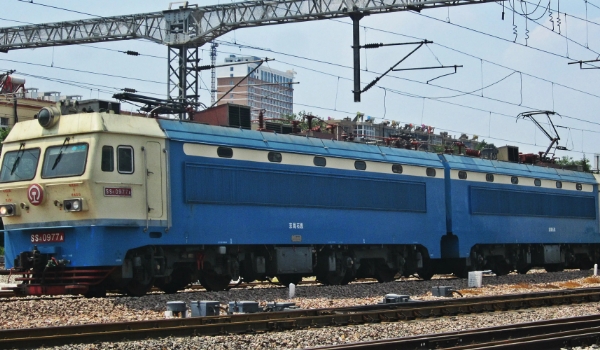 電力機(jī)車自身帶不帶能源，屬于非自帶能源機(jī)車