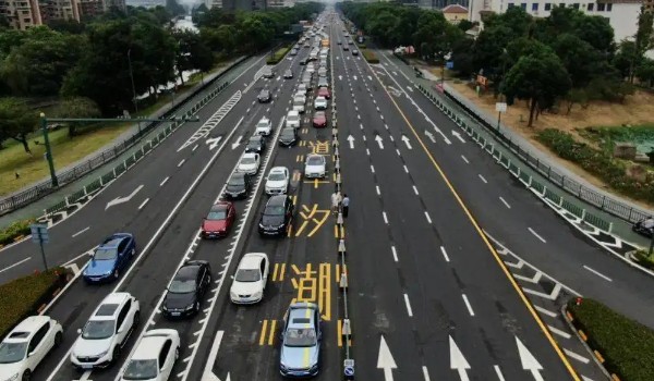 潮汐車(chē)道標(biāo)志 減緩交通堵塞(有規(guī)律性的潮汐路段)