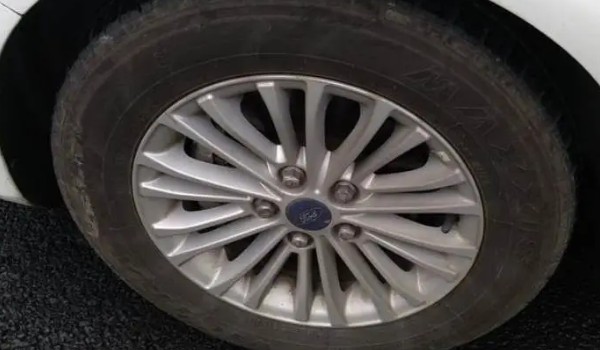 福睿斯輪胎型號是多少的 尺寸為205/50 r17(胎壓標準2.2-2.5)