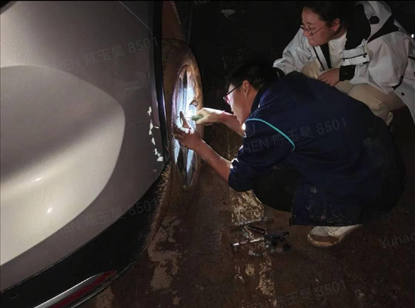 車主山區(qū)駕駛遭遇泥石流 蔚來服務(wù)一天一夜緊急施救