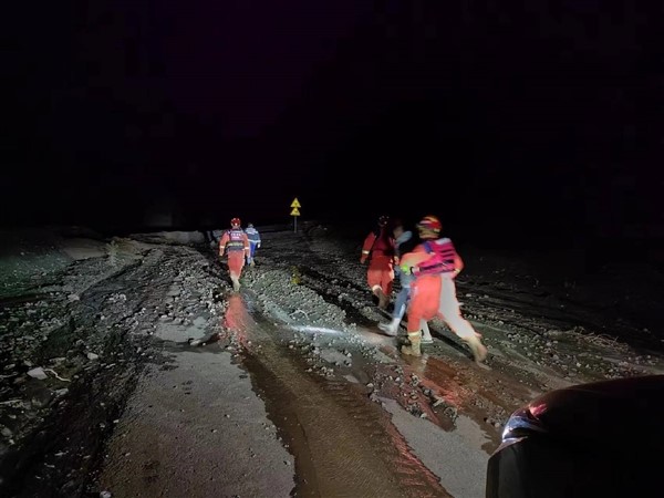 車主山區(qū)駕駛遭遇泥石流 蔚來服務(wù)一天一夜緊急施救